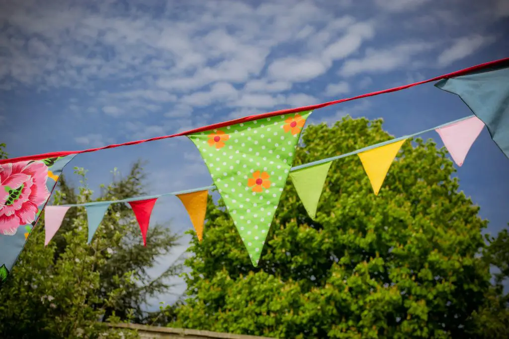 Use blank bunting template to create your own party decorations